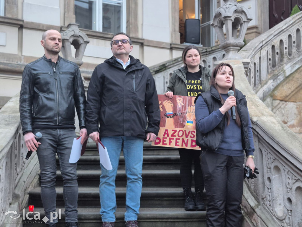 4 lata wojny. W centrum zebrało się około 100 osób