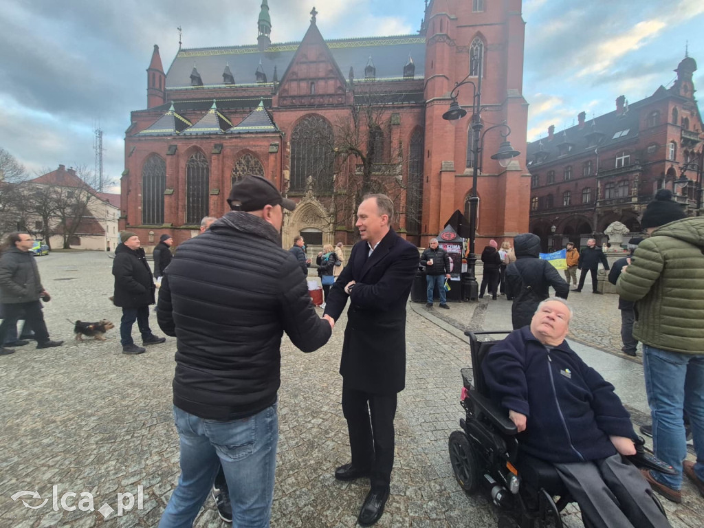 4 lata wojny. W centrum zebrało się około 100 osób