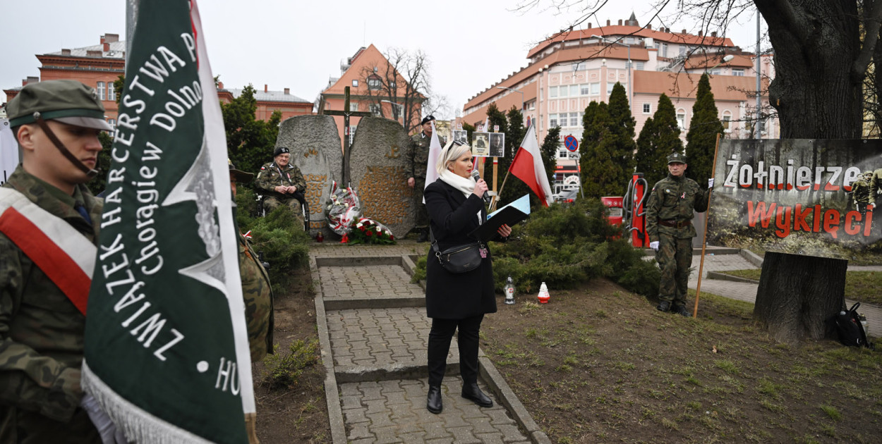Pod pomnikiem, w imię pamięci
