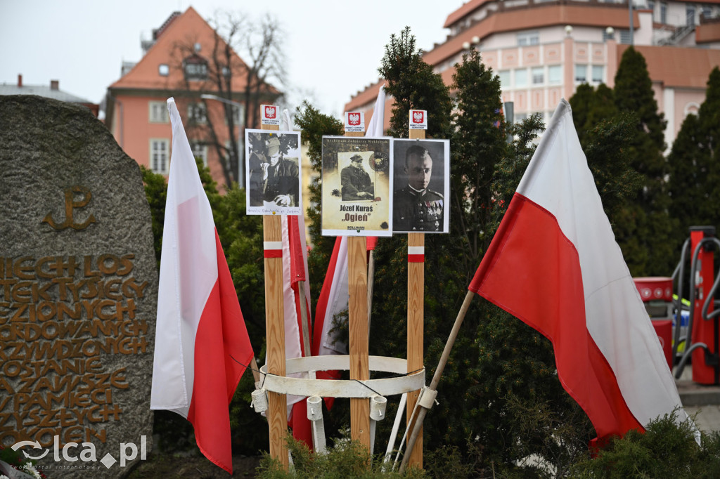 Pod pomnikiem, w imię pamięci
