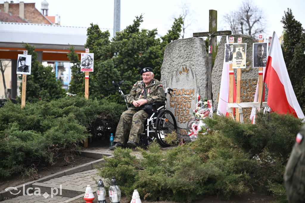 Pod pomnikiem, w imię pamięci