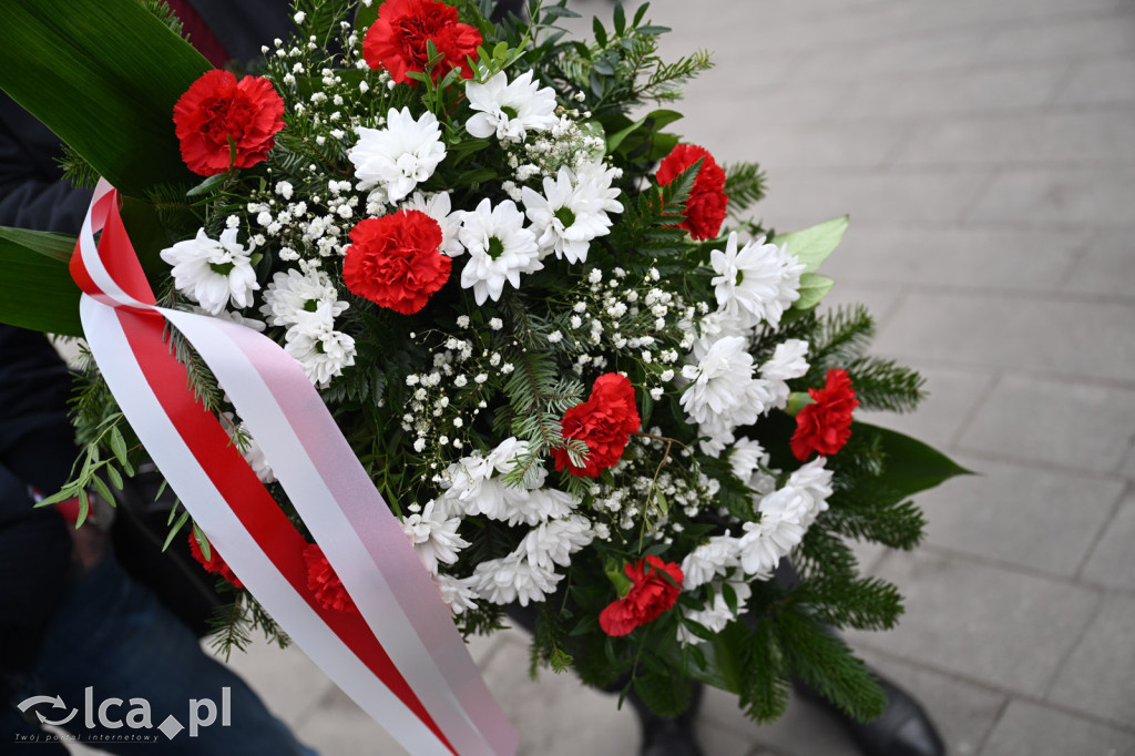 Pod pomnikiem, w imię pamięci