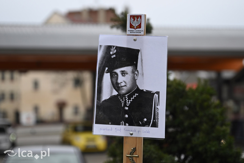 Pod pomnikiem, w imię pamięci