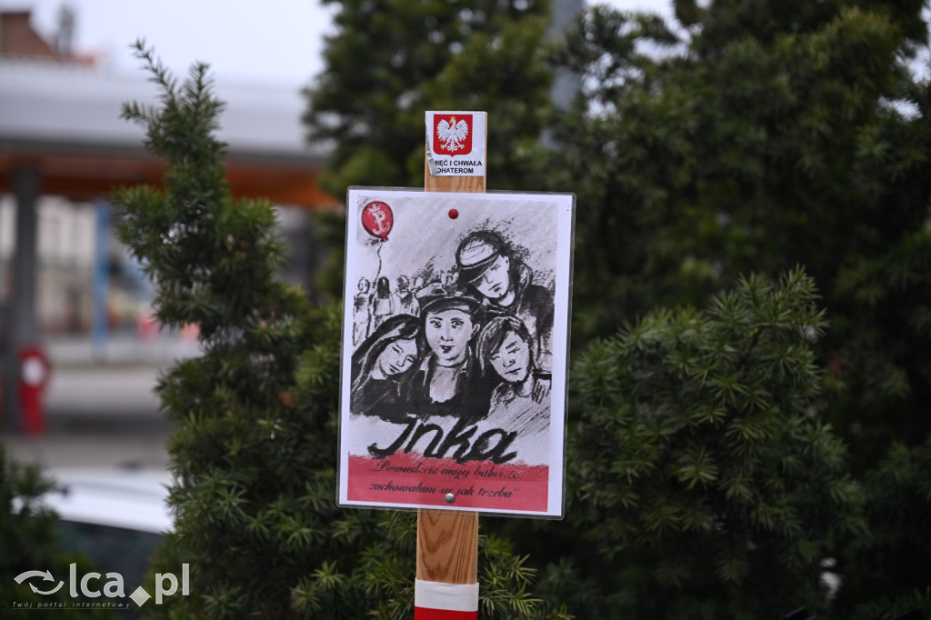 Pod pomnikiem, w imię pamięci