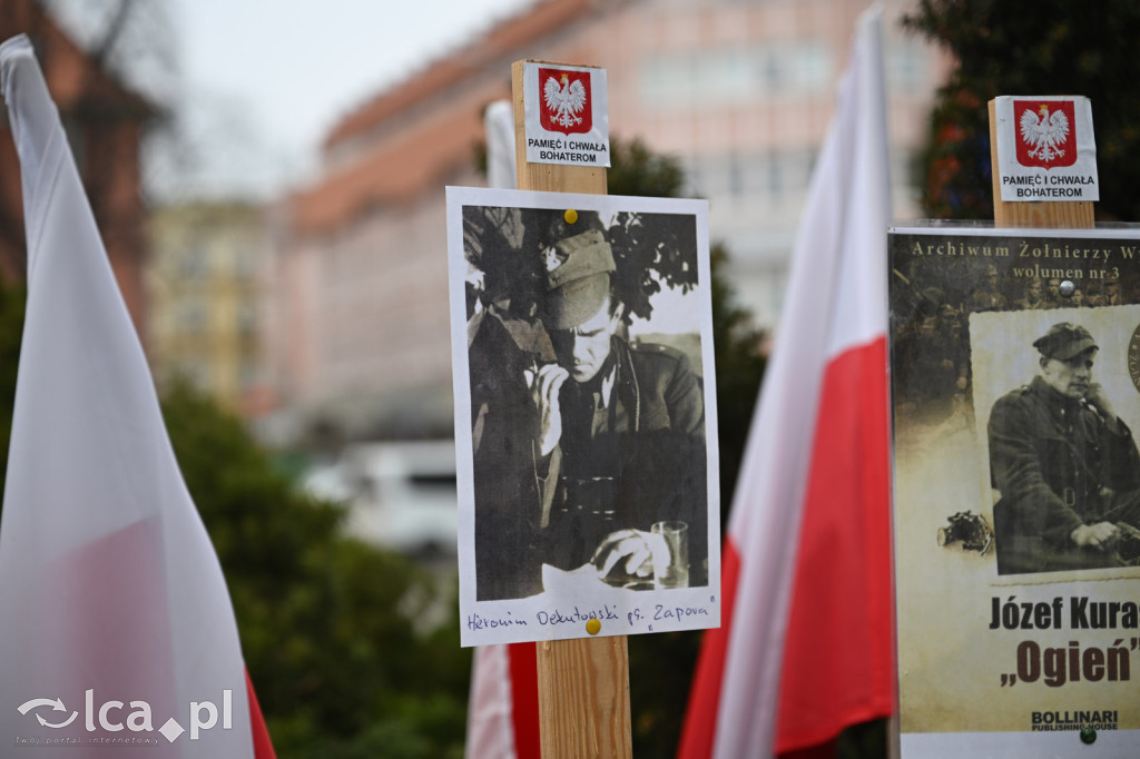 Pod pomnikiem, w imię pamięci