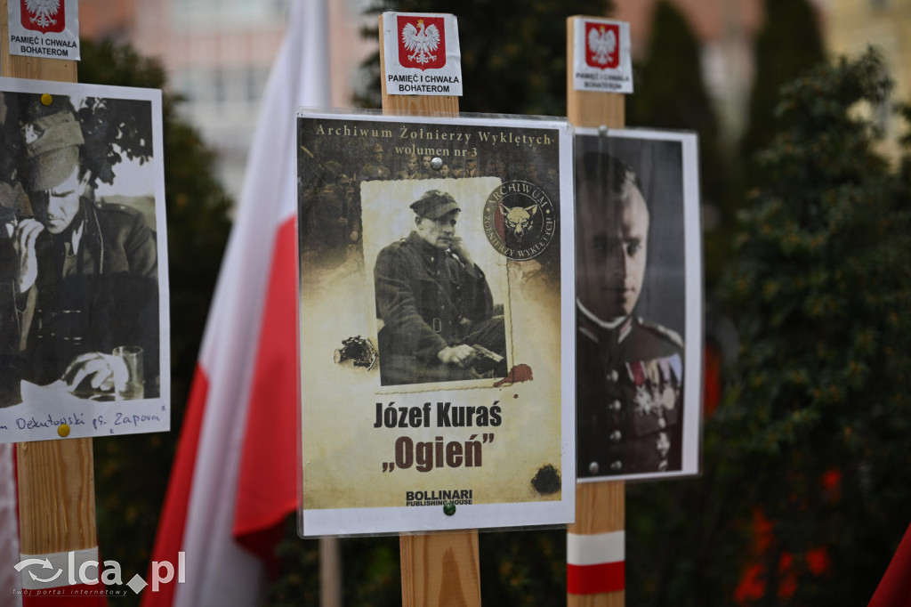 Pod pomnikiem, w imię pamięci