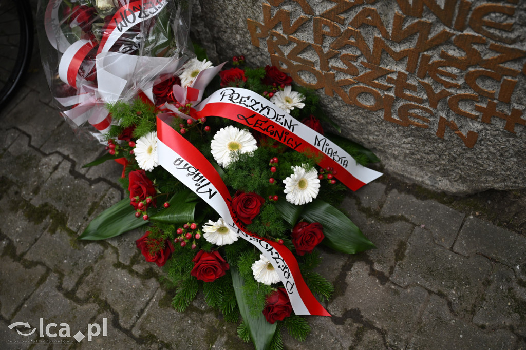 Pod pomnikiem, w imię pamięci