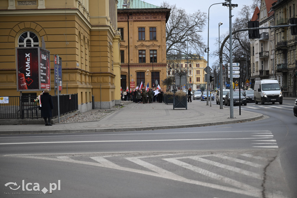 Pod pomnikiem, w imię pamięci