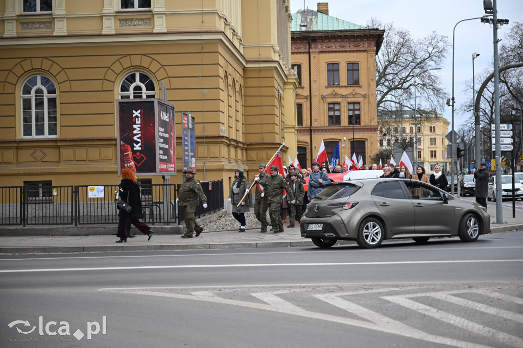 Pod pomnikiem, w imię pamięci