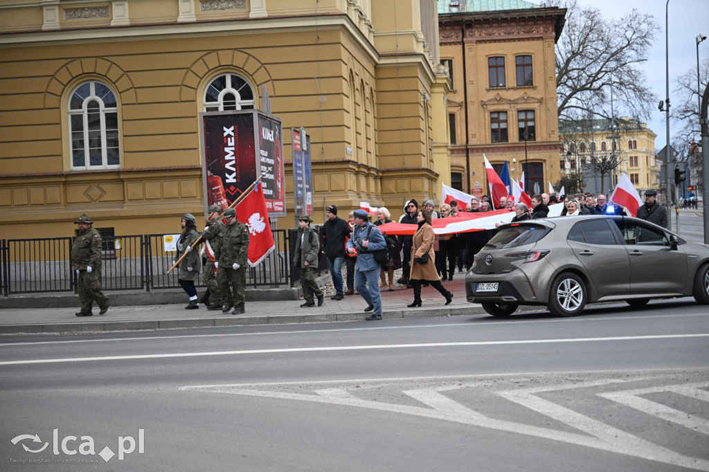 Pod pomnikiem, w imię pamięci