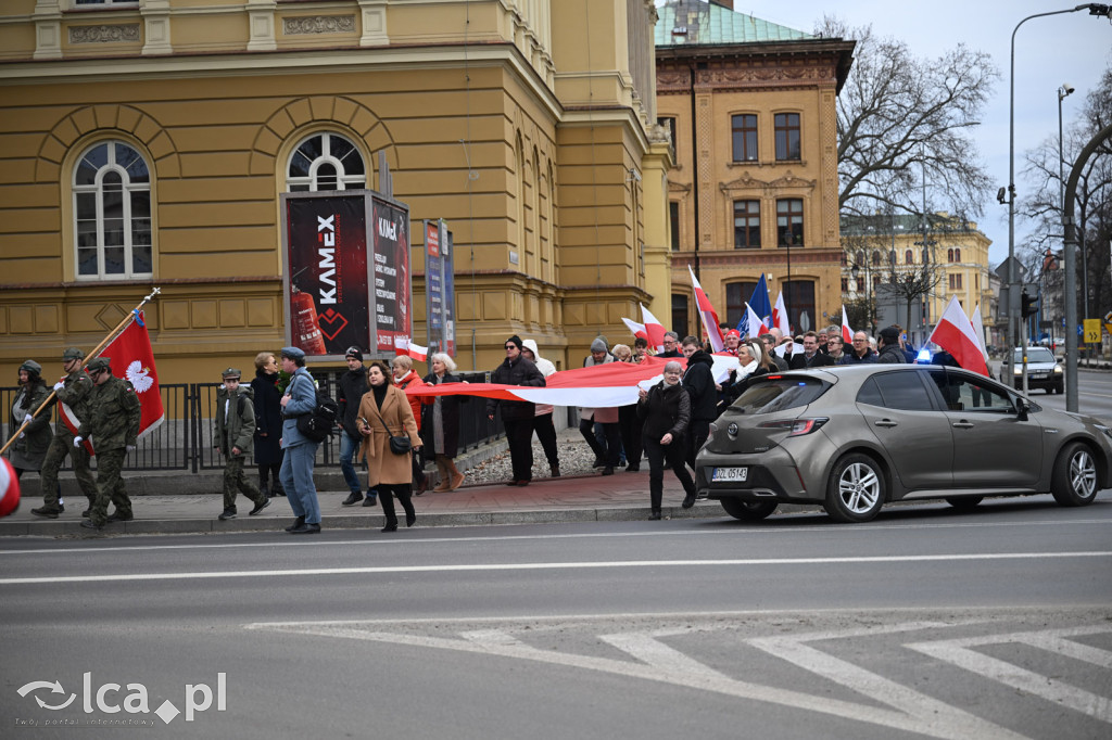 Pod pomnikiem, w imię pamięci
