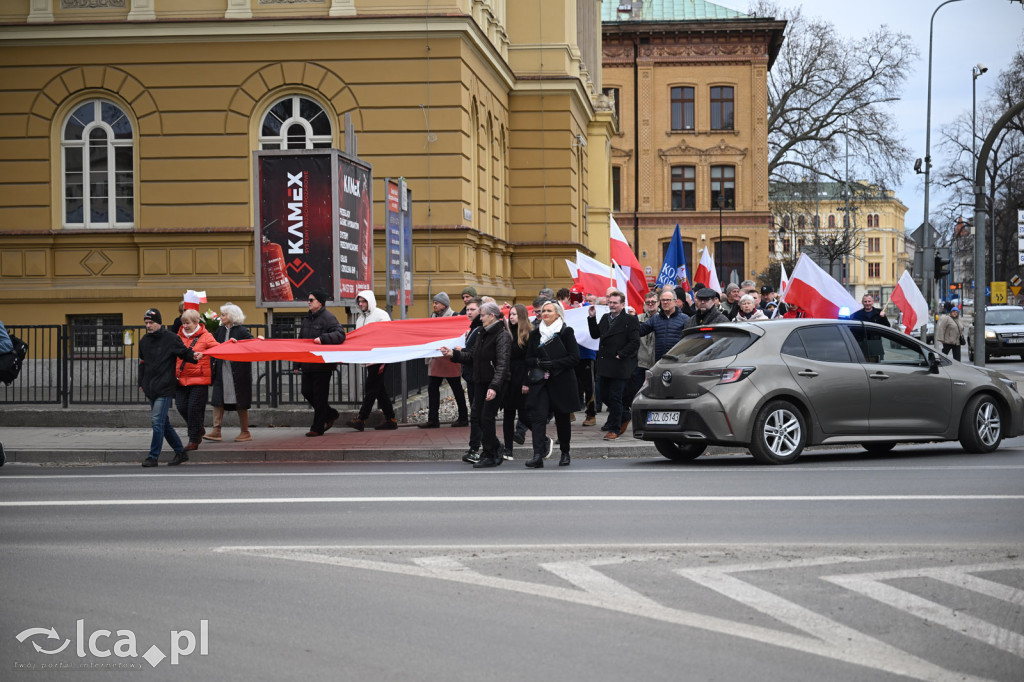 Pod pomnikiem, w imię pamięci
