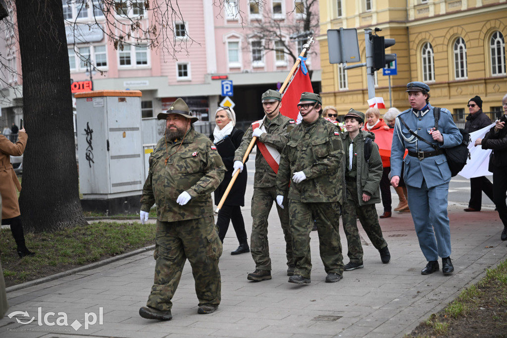 Pod pomnikiem, w imię pamięci