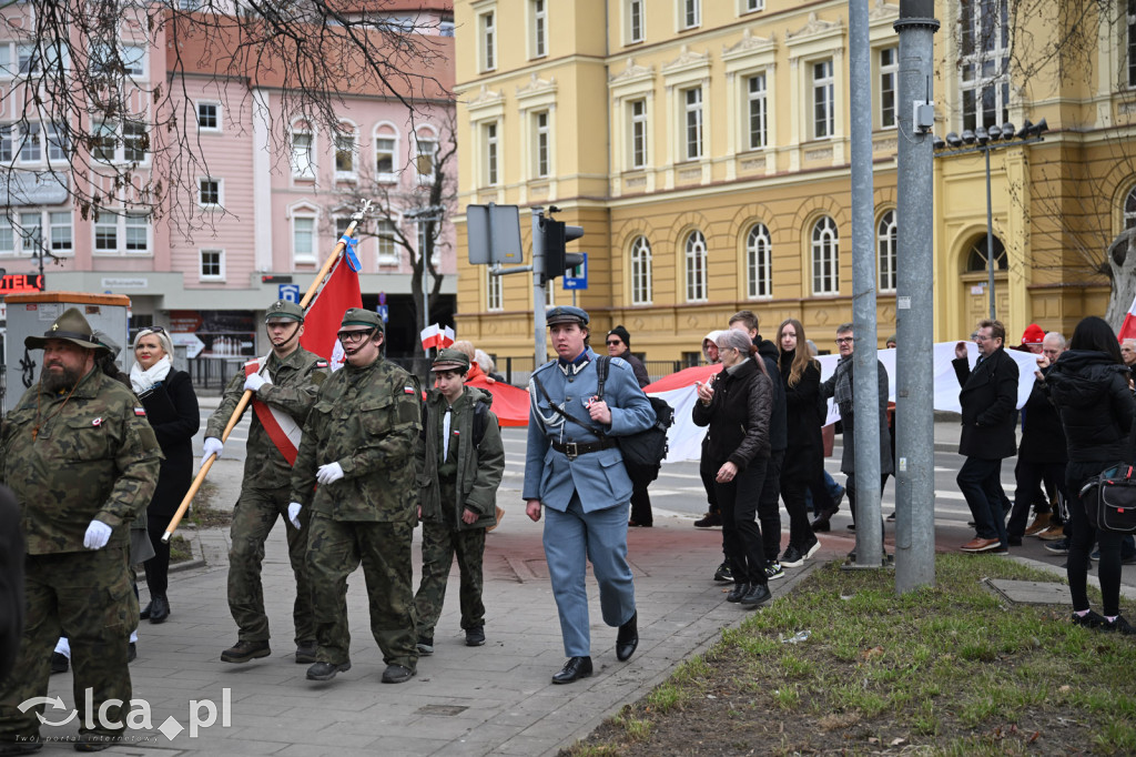 Pod pomnikiem, w imię pamięci