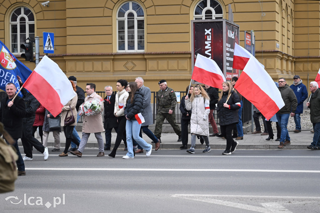 Pod pomnikiem, w imię pamięci