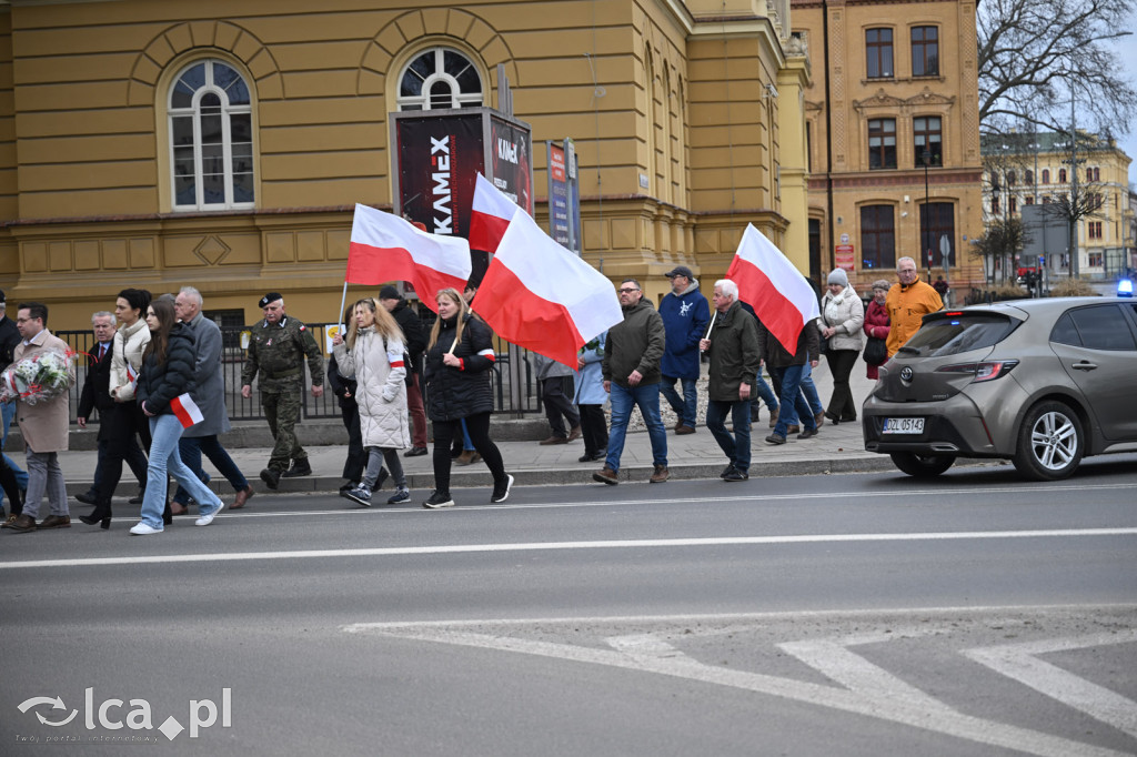 Pod pomnikiem, w imię pamięci
