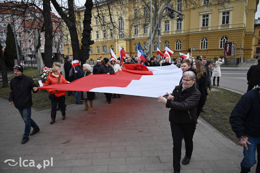 Pod pomnikiem, w imię pamięci