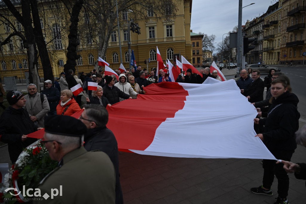 Pod pomnikiem, w imię pamięci