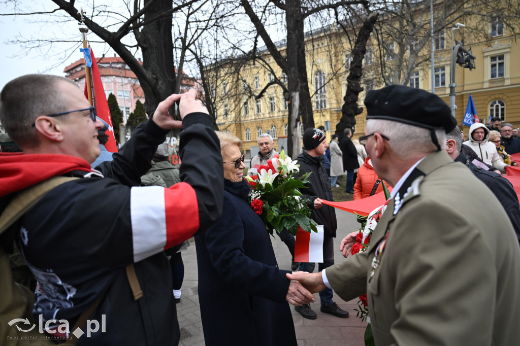 Pod pomnikiem, w imię pamięci
