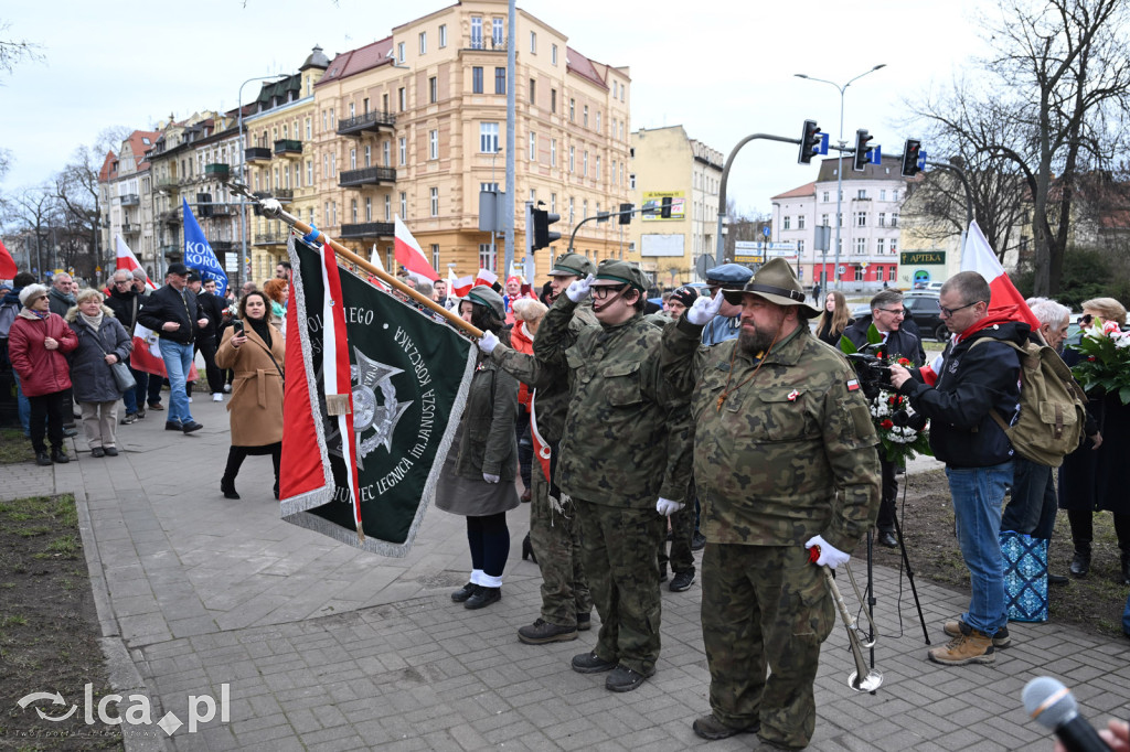 Pod pomnikiem, w imię pamięci