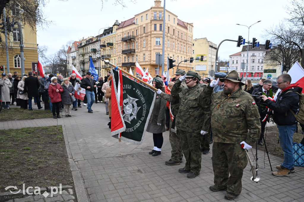 Pod pomnikiem, w imię pamięci