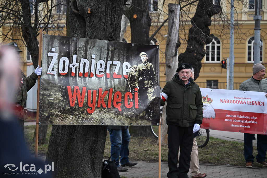 Pod pomnikiem, w imię pamięci