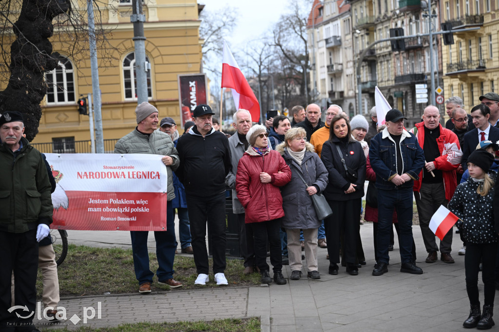 Pod pomnikiem, w imię pamięci