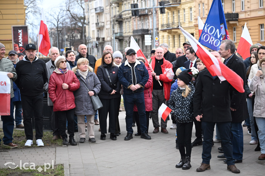 Pod pomnikiem, w imię pamięci