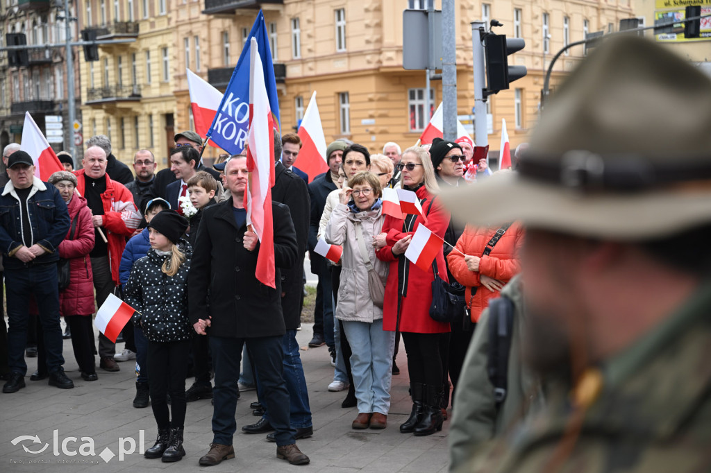 Pod pomnikiem, w imię pamięci