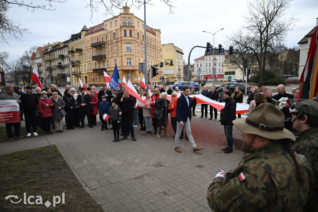 Pod pomnikiem, w imię pamięci