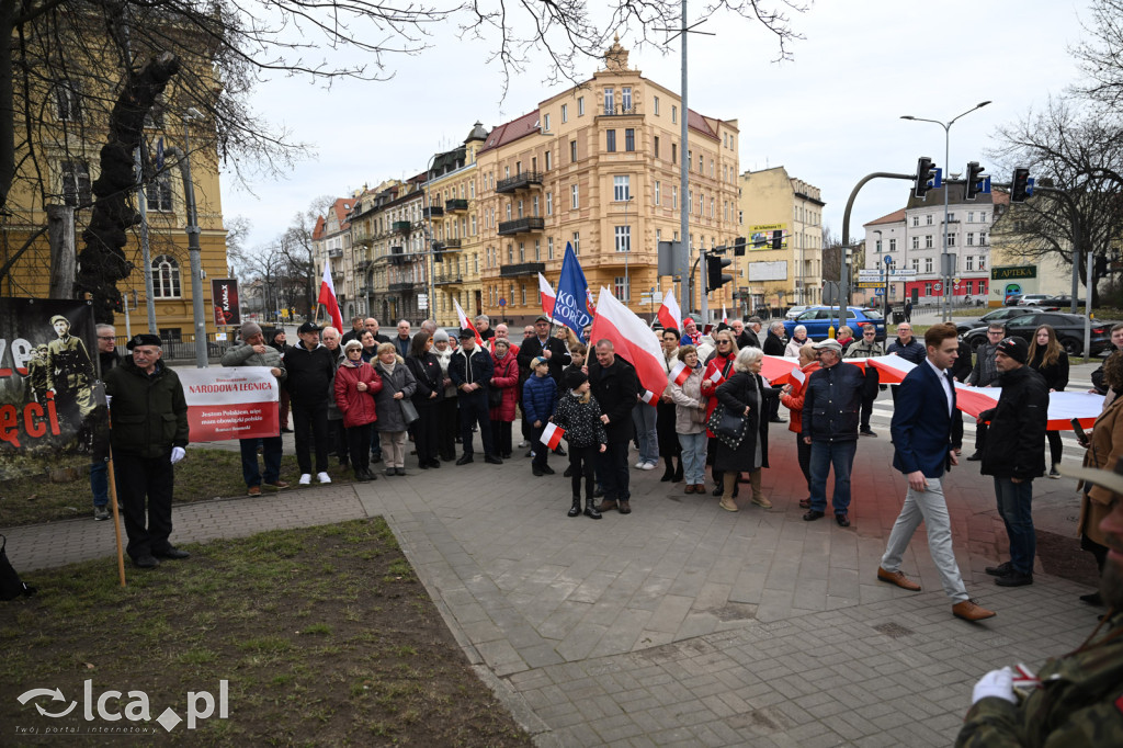 Pod pomnikiem, w imię pamięci