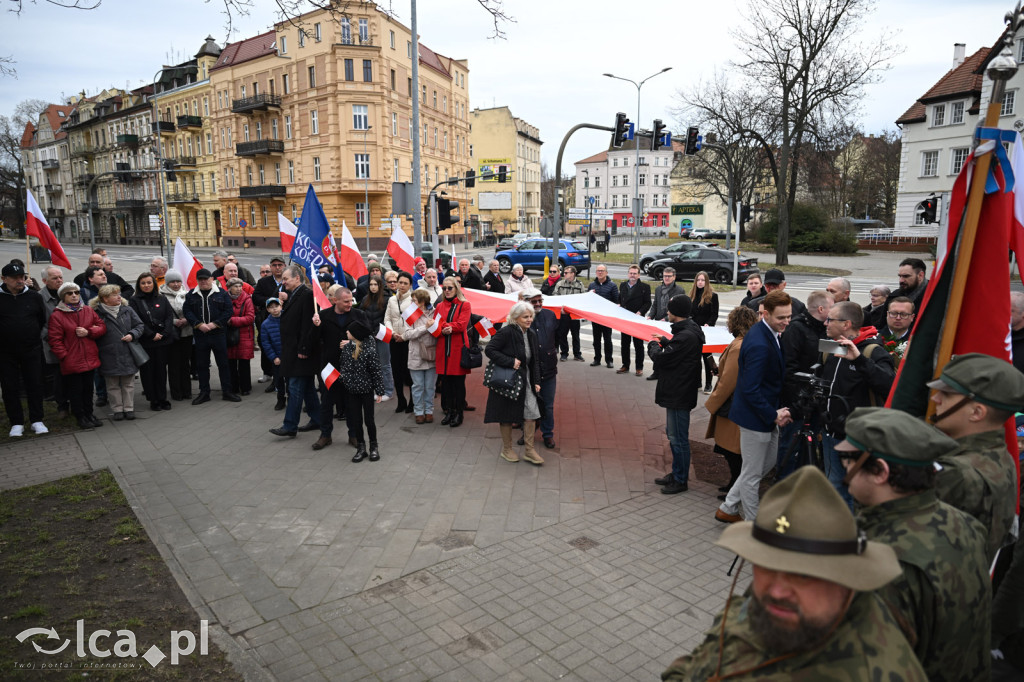 Pod pomnikiem, w imię pamięci
