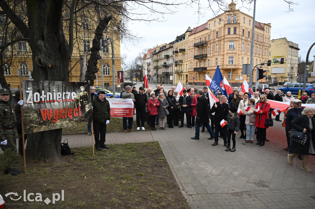 Pod pomnikiem, w imię pamięci