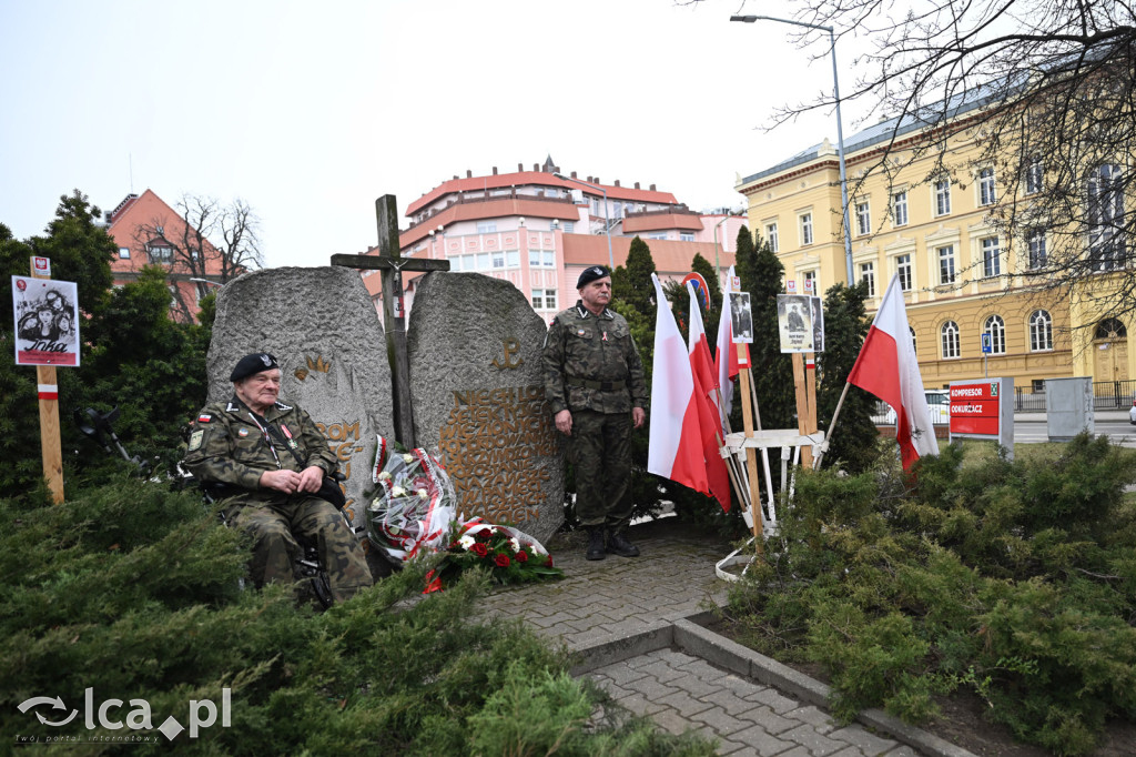 Pod pomnikiem, w imię pamięci