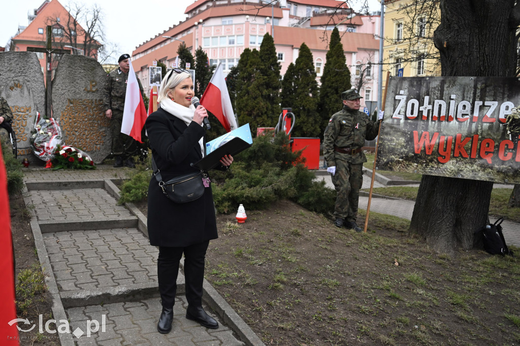 Pod pomnikiem, w imię pamięci