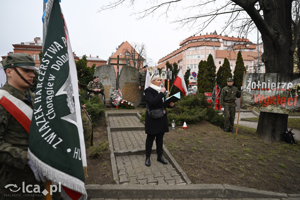 Pod pomnikiem, w imię pamięci