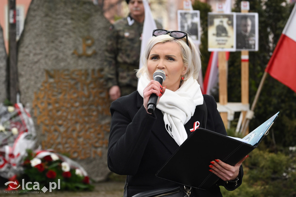 Pod pomnikiem, w imię pamięci