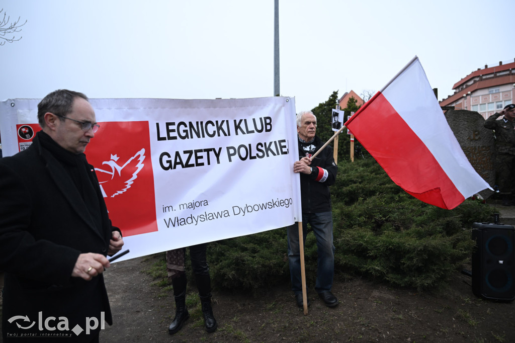 Pod pomnikiem, w imię pamięci