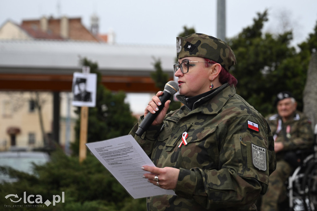 Pod pomnikiem, w imię pamięci