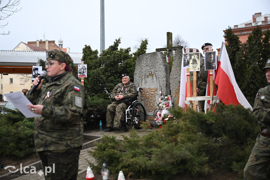 Pod pomnikiem, w imię pamięci