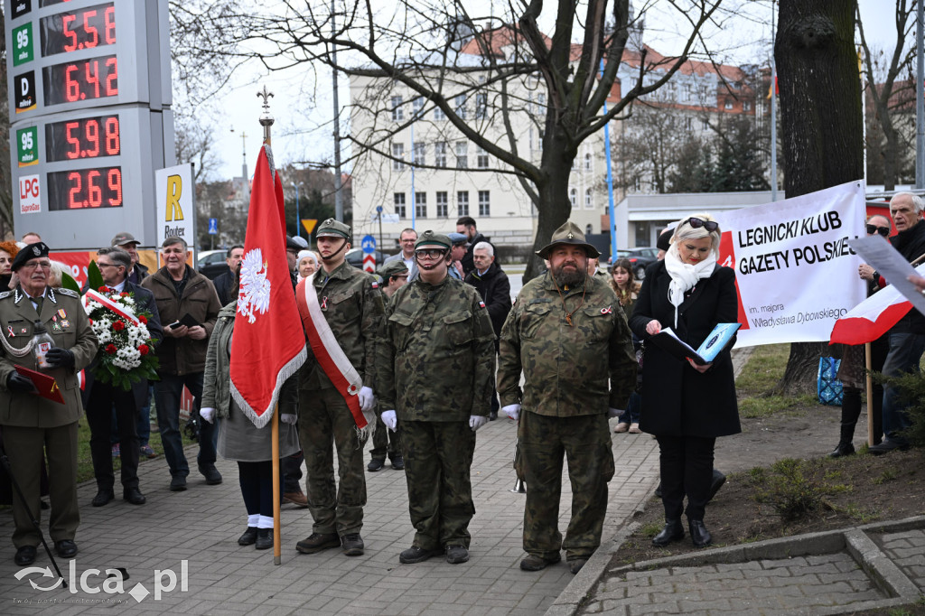 Pod pomnikiem, w imię pamięci