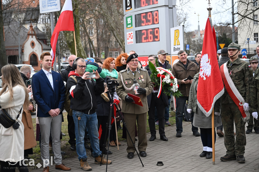 Pod pomnikiem, w imię pamięci