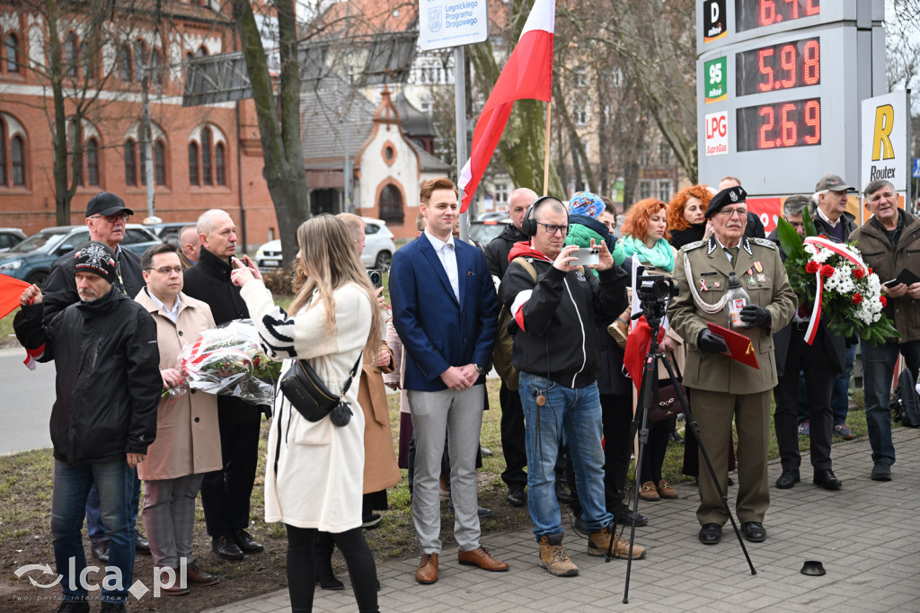 Pod pomnikiem, w imię pamięci
