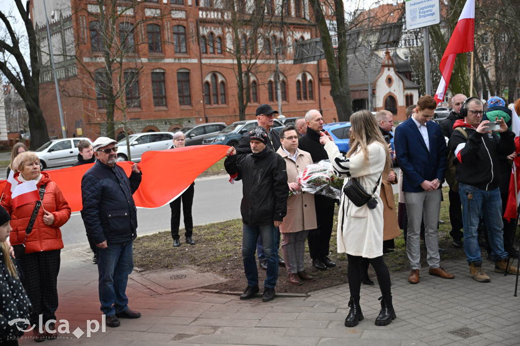 Pod pomnikiem, w imię pamięci