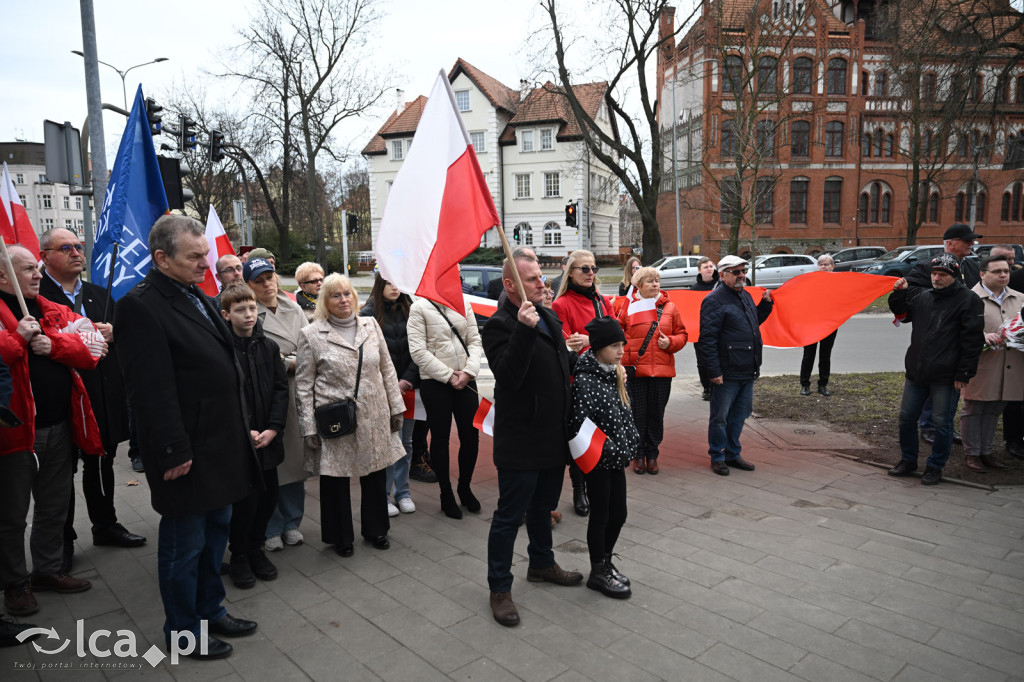 Pod pomnikiem, w imię pamięci