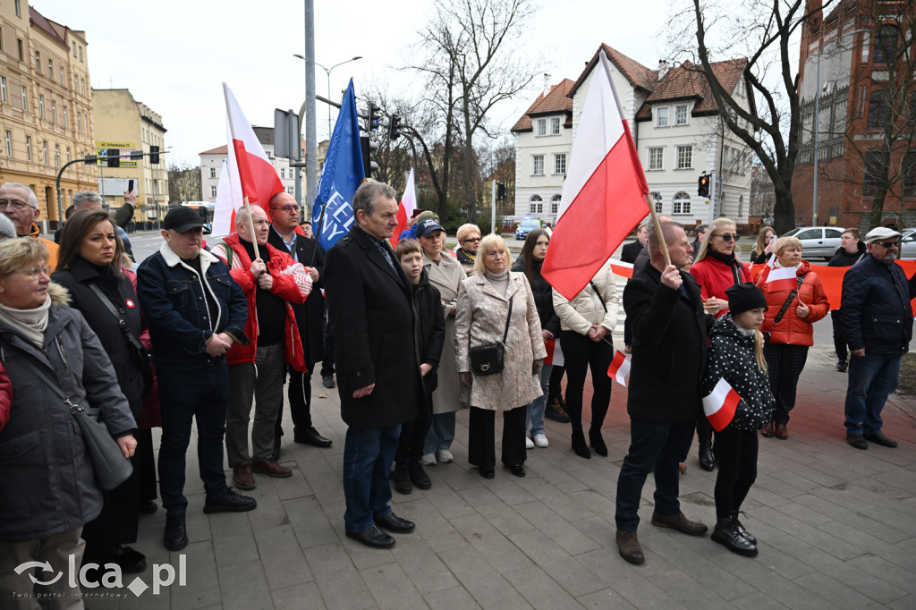 Pod pomnikiem, w imię pamięci