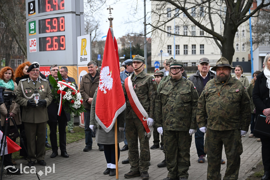 Pod pomnikiem, w imię pamięci
