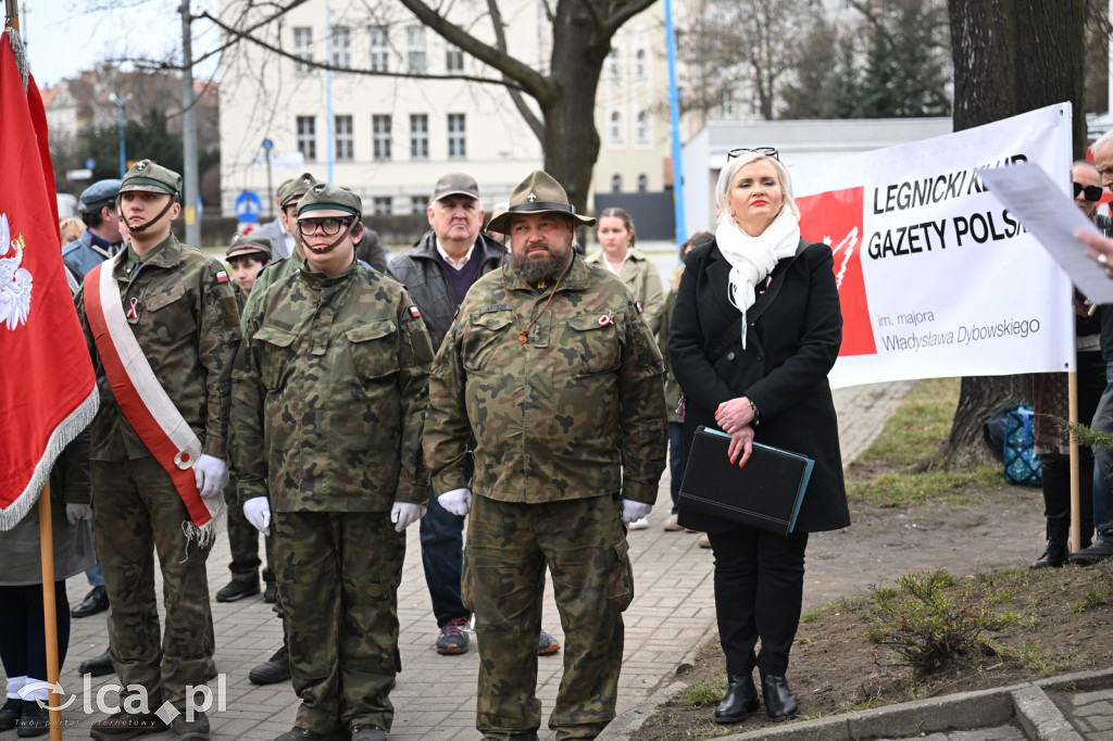Pod pomnikiem, w imię pamięci