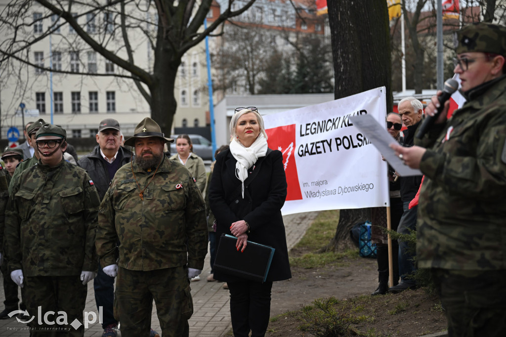 Pod pomnikiem, w imię pamięci