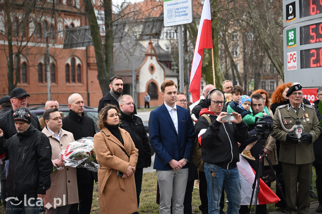 Pod pomnikiem, w imię pamięci